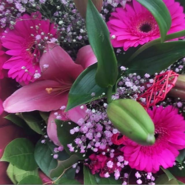 Bouquet de gerberas fuchsia, lys et gypsophile
