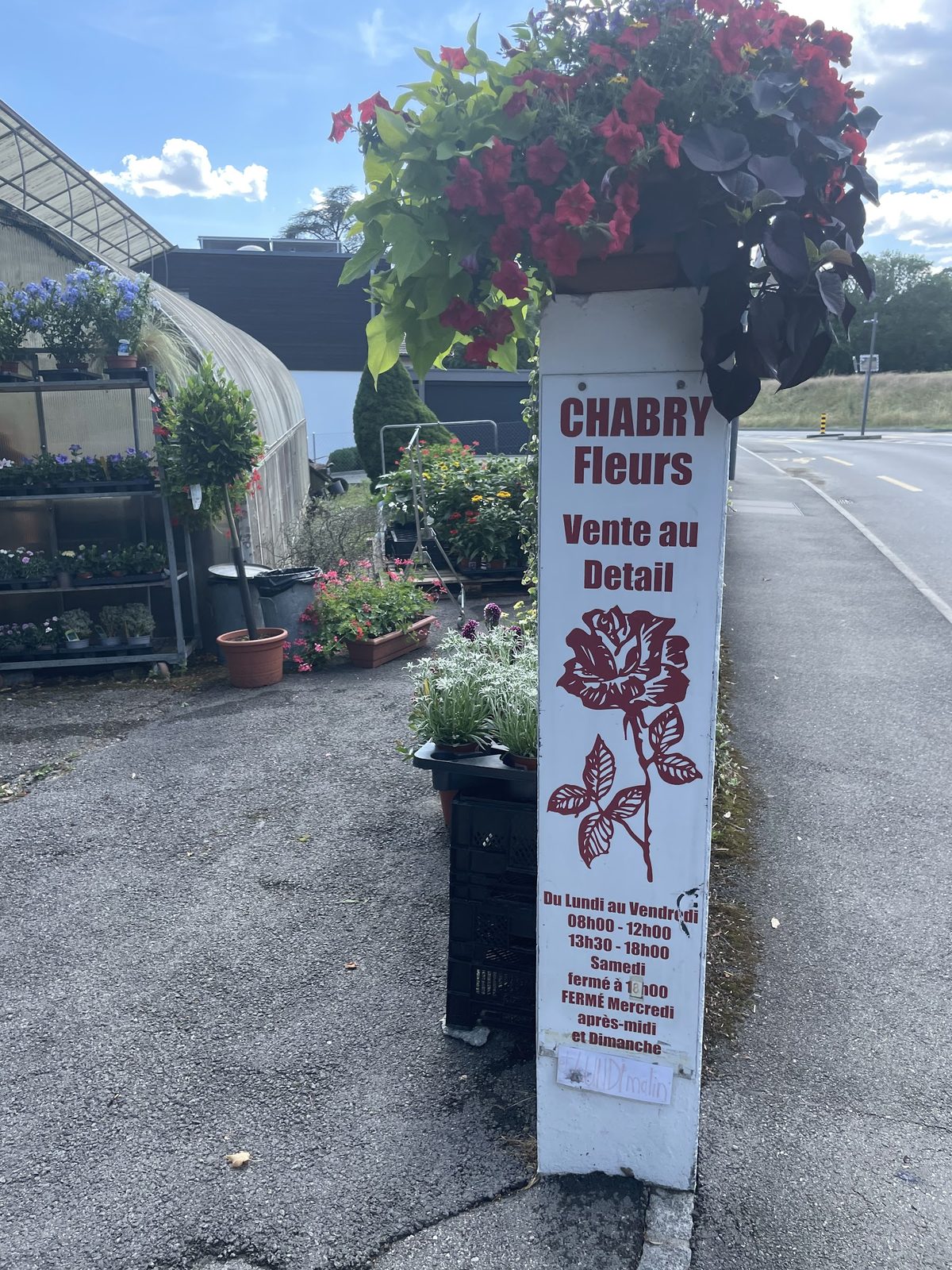 Le panneau « Chabry Fleurs, vente au détail » au bord de la route de Valavran